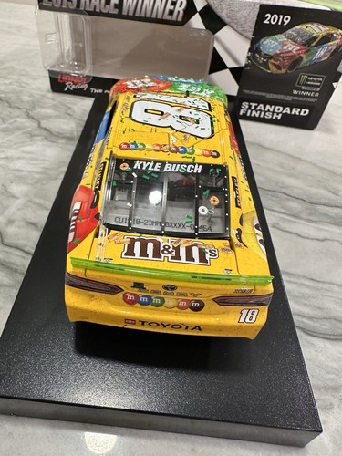 Kyle Busch 2019 Homestead Raced Win Version Nascar 1/24 Diecast Championship M&M - Picture 4 of 6