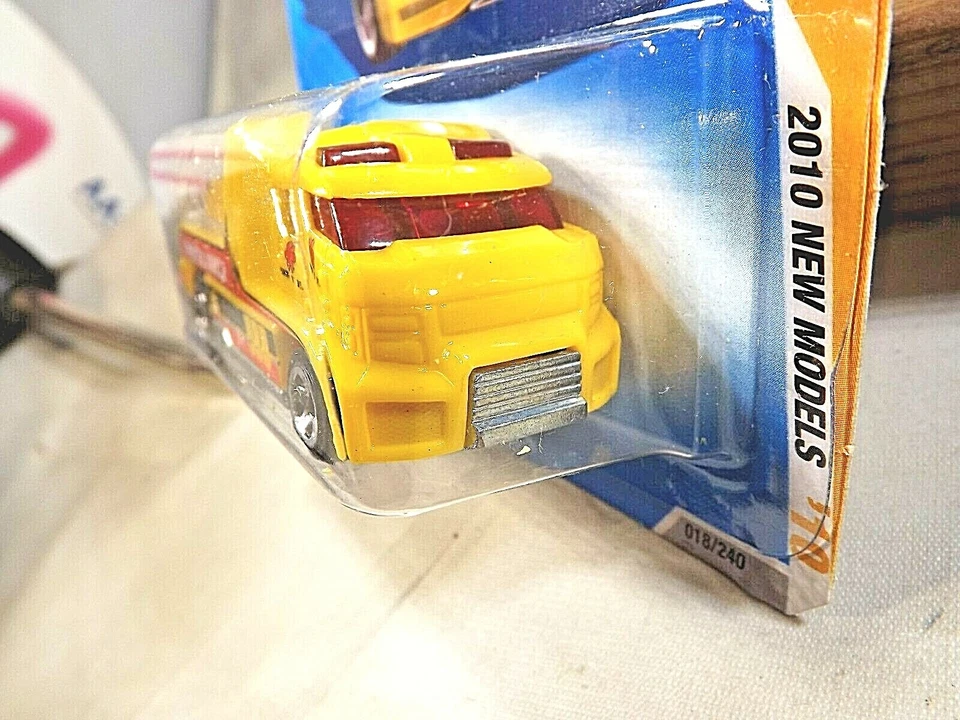 2010 Hot Wheels #18 New Models 18/44 RAPID RESPONSE Yellow Variant w/Chrome 5 Sp - Image 4 of 4