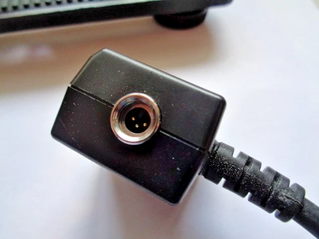 YONGNUO DIGITAL SC-28 CAMERA FLASH SYNC CORD With metal mount Used - Image 4 of 4