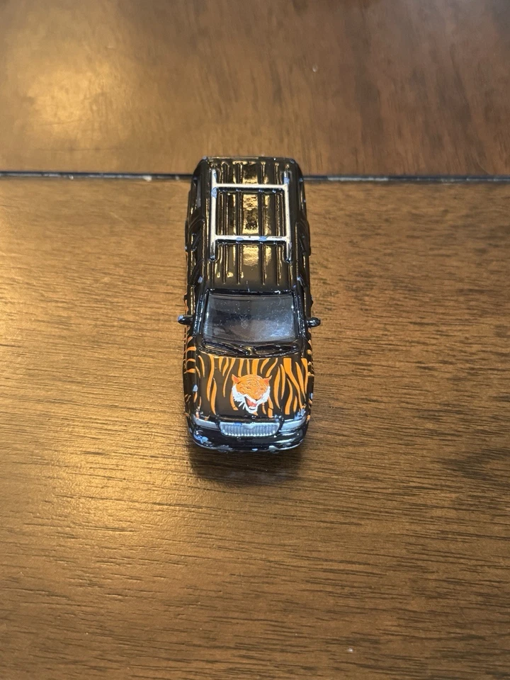 MotorMax Lincoln Navigator 1/64 Diecast Negro con Orange Tiger Tampo Foto 3 de 4