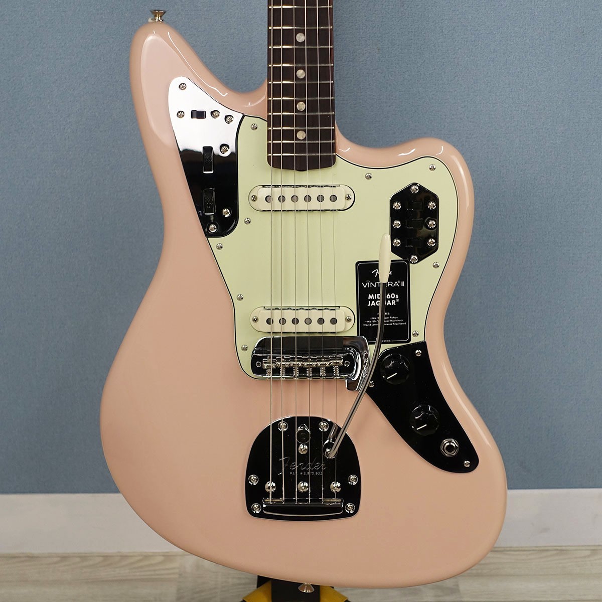 Fender Vintera III Mid 60s Jaguar Alder Rosewood Fingerboard Shell Pink