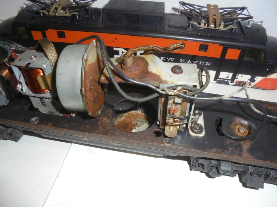 LIONEL 2350 NEW HAVEN ELECTRIC O GAUGE ENGINE VINTAGE POST WAR - Image 4 of 4