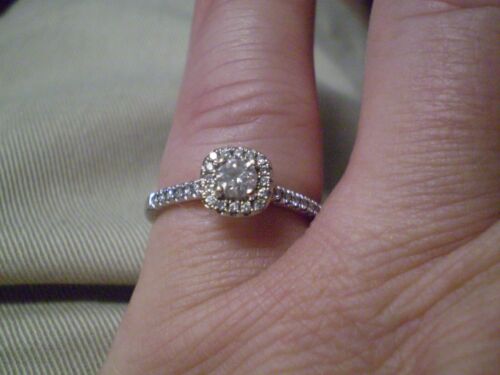 10K White Gold Ladies 31 Diamond Ring 2.3 grams - Picture 2 of 5