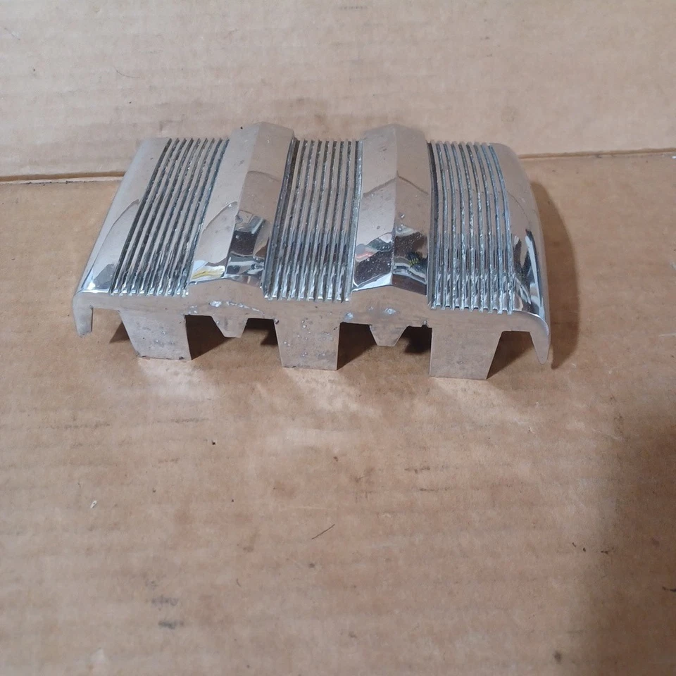 Studebaker Commander 1949 parrilla delantera moldura central parte # 290105 Foto 3 de 4