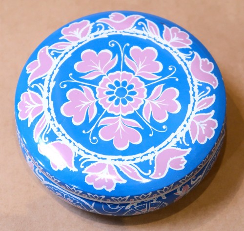 VINTAGE 1983 AVON ROUND FLORAL TIN - Picture 2 of 6