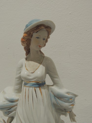 Estatuilla de porcelana italiana vintage, mujer - Imagen 4 de 12