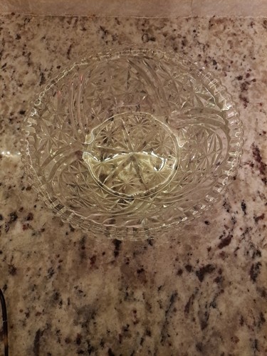 Clear Glass Serving Bowl with flower and arch pattern 7-1/2” Wide - 第 1/3 張圖片