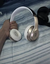 Beats by Dr. Dre MNER2LL/A Over the Ear.      needs a new headband
