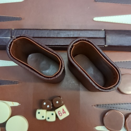 Vintage Bakelite Caramel And Cream Backgammon Set 18.5" X 23.5 " Suitcase Board - Picture 8 of 10