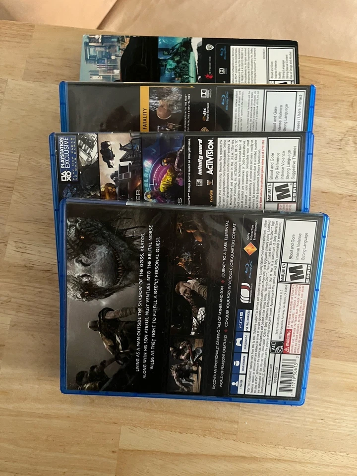 Lote de juegos PS4 - Cyberpunk, God of War, MK11, Call of Duty Foto 3 de 4