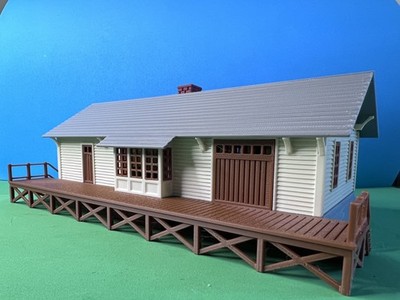 Spur O Bahnhofsgebäude mit Bahnsteig Modelleisenbahn Landschaft bemalt Bausatz 1:76