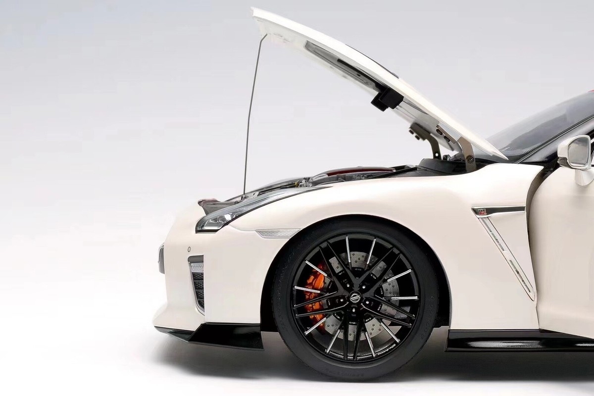 1/18 MotorHelix Nissan GT= R R35 50th Anniversary Edition in White