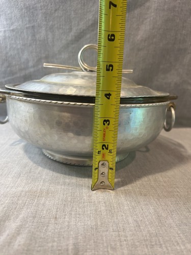Piatto da portata vintage in alluminio martellato con inserto Pyrex - Foto 19 di 20
