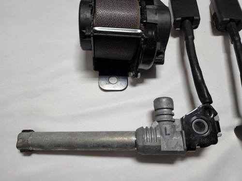 2010 - 2012 Chevrolet Traverse Drivers & Passengers Front Seat Belt (OEM) Black - Picture 4 of 10
