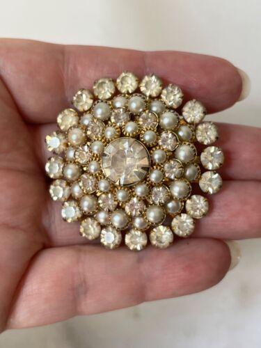 Judy Lee Domed Gold Tone Clear Frost Rhinestone Faux Pearl Round Pin Brooch - 第 1/9 張圖片