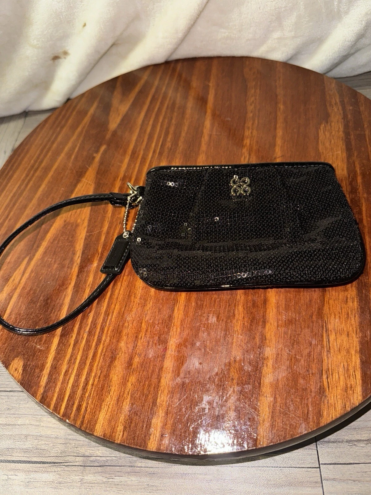 Portafoglio da polso donna universale con paillettes nere COACH occasione