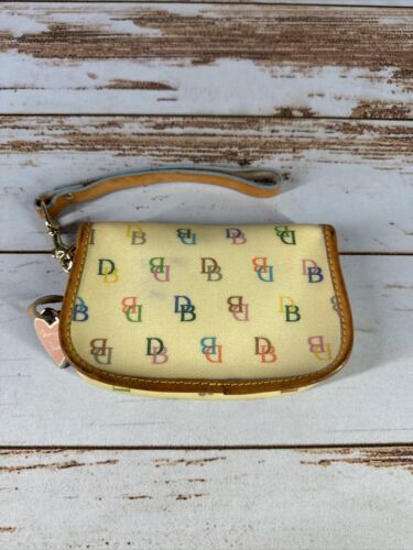 Dooney & Bourke Vintage Logo Colorful Monogram Wristlet Pale Yellow - Bild 2 von 6