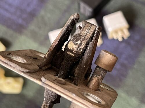 Mercedes-Benz W123 300 Hood Bonnet Catch - Picture 4 of 4