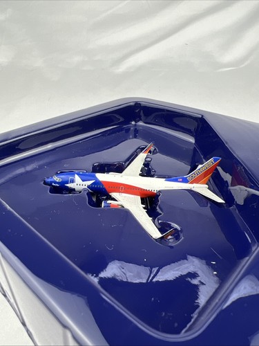 GeminiJets 1:400 Southwest Airlines Boeing 737-300 N352SW Lone Star GJSWA1467 - Picture 7 of 13