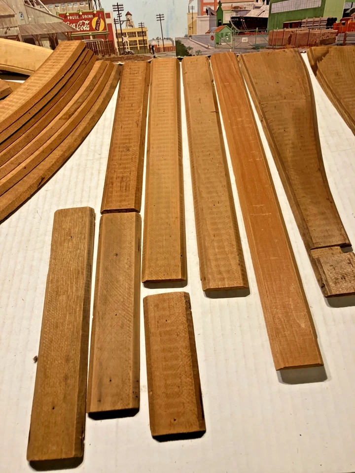 (30) VINTAGE TRU-SCALE HO WOODEN ROADBED ASSORTED CURVES and STRAIGHTS - Image 3 of 4