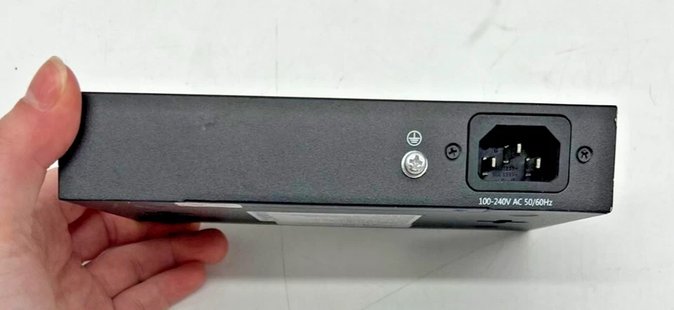 Trendnet 6-Port Fast Ethernet PoE+ Switch TPE-S50 With Metal Housing Wall Mount - Image 4 of 4