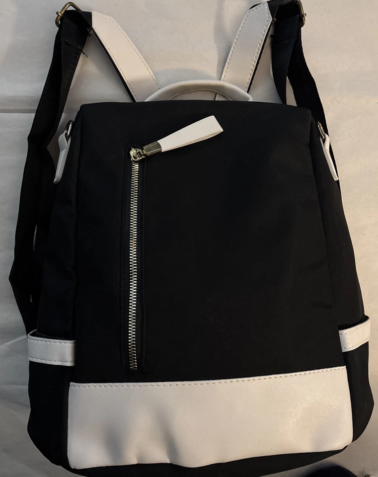 Cartera mochila negra satinada e imitación cuero con muchas cremalleras Foto 2 de 4