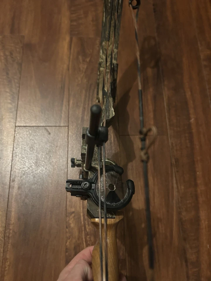 Mathews Q2 Solo Cam Left Handed Compound Bow - Image 3 of 4