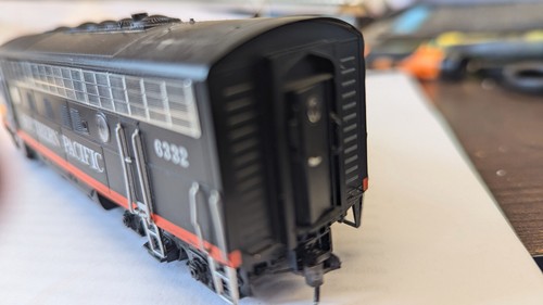 HO Stewart/KATO F7A Diesel Locomotive Southern Pacific 6332 detailed - Picture 3 of 7
