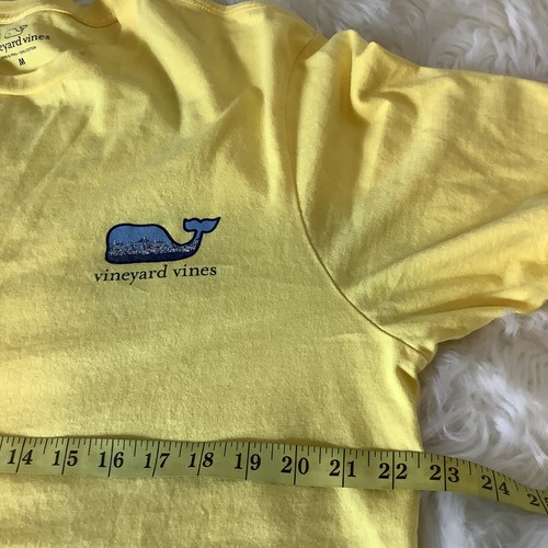 Vineyard Vines Camicia Uomo Giallo Oceano Grafica Balena Anteriore e Posteriore Media - Foto 8 di 10