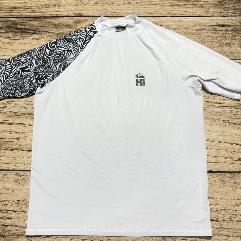 Camisa masculina Quiksilver Rash Guard 3XL branca preta havaiana sol surf praia natação - Imagem 2 de 4