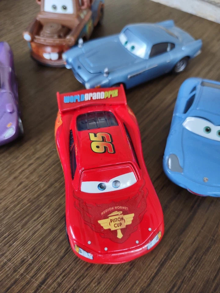 Lote de 5 coches de juguete Disney Pixar Cars: T.Mater/L.McQueen/Sally/H Shiftwell/Finn Foto 4 de 4