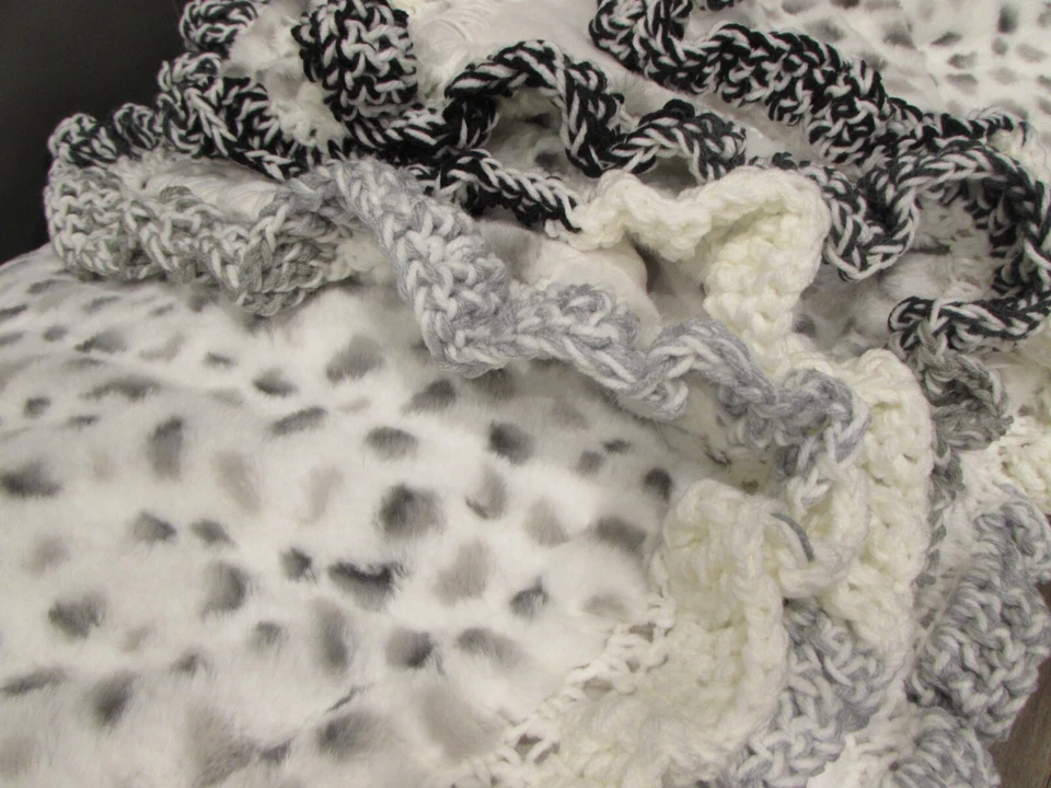 Manta de felpa reversible de gran tamaño gris negro blanco ganchillo Foto 4 de 4