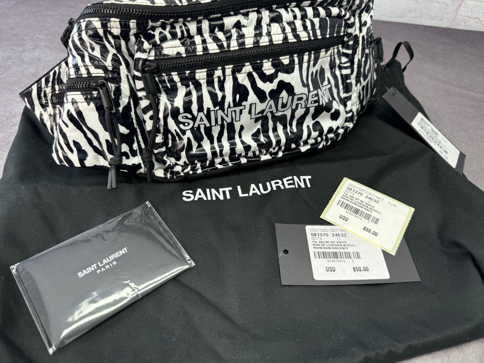 Marsupio Saint Laurent in nylon con stampa zebrata nuovo con etichetta
