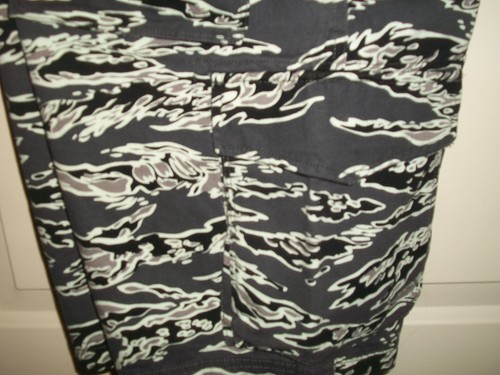 Waimea duck cotton abstract pattern cargo, shorts size 32 NWOT - Picture 7 of 9
