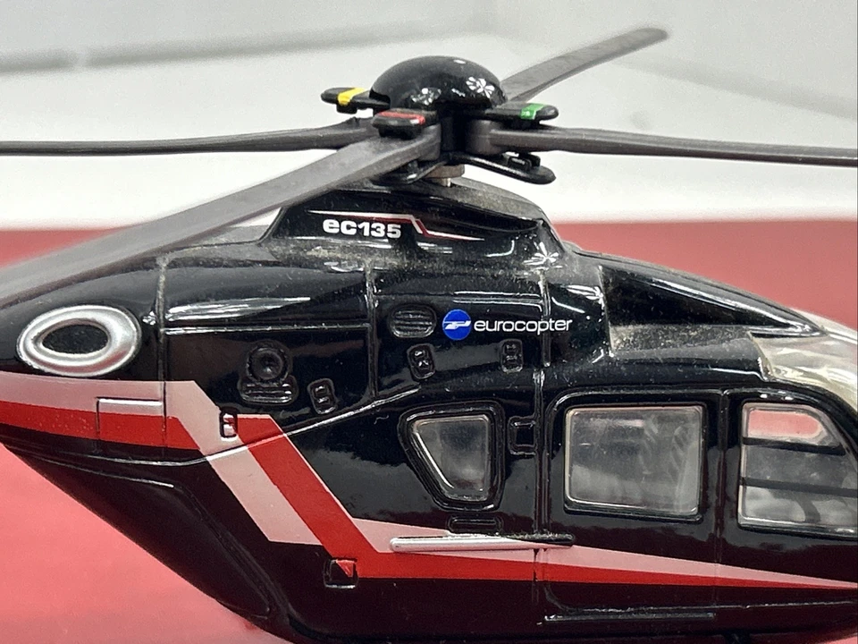 Helicóptero Eurocopter EC135 Hecho por Realtoy Escala 1/90 Hojas Plegables Foto 2 de 4