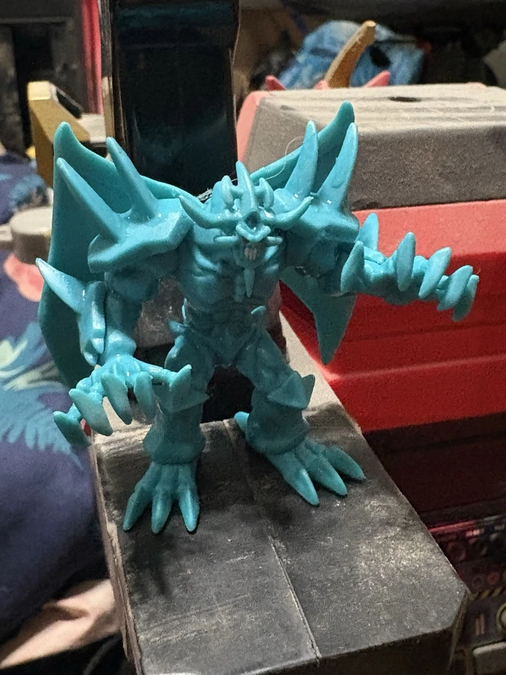 Minifigura de colección Yugioh Dragón de Ra con alas doradas de 2" Foto 3 de 3