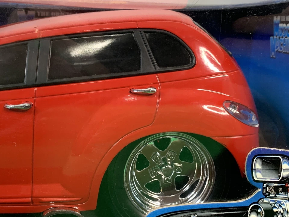 Die Cast MUSCLE MACHINES 00 PT CRUISER IN RED 1/18 SCALE NIB - Image 4 of 4