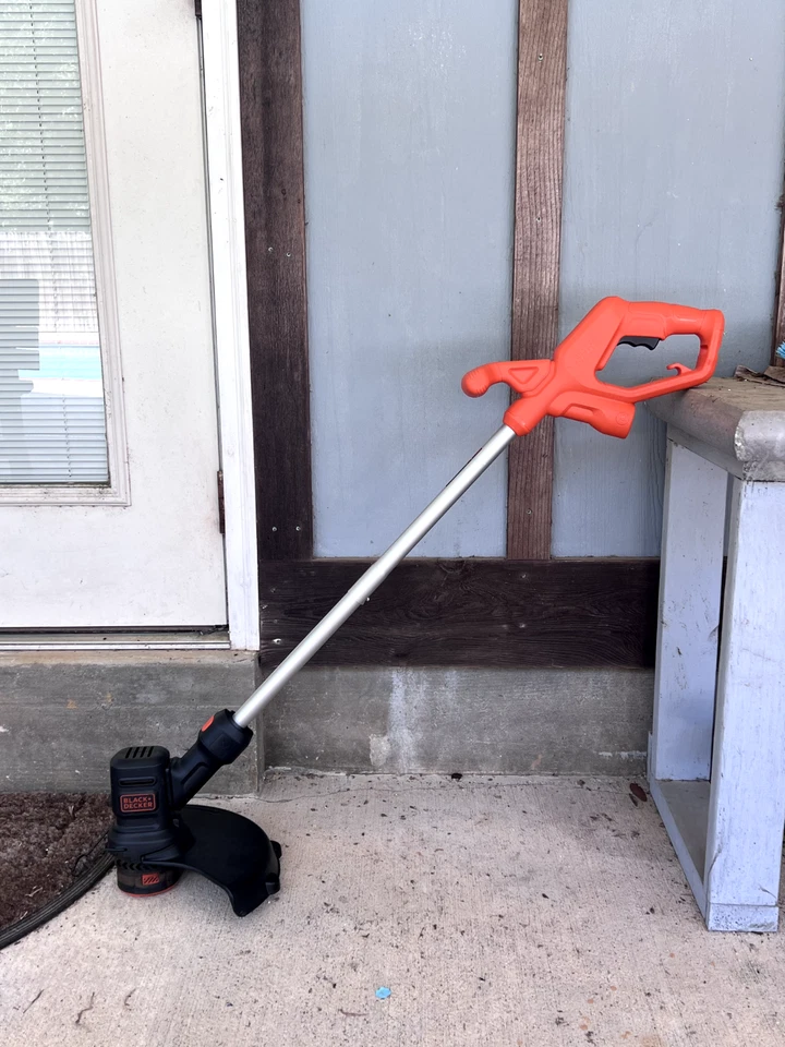 Black & Decker 13" Electric String Trimmer Weed Wacker – 120V 4A 10000 RPM - Image 2 of 4