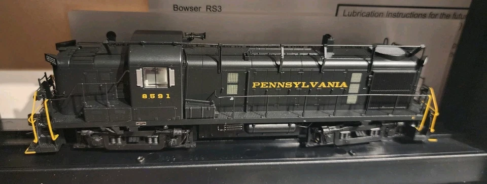 Bowser HO Scale Executive Line Alco RS-3 Phase III Diesel Pennsylvania #8591 - Image 2 of 4