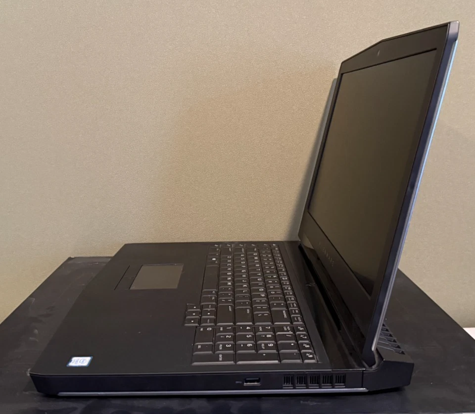 Pantalla Alienware 17 R4 i7-7700HQ GTX 1070 16 GB RAM 256 GB SSD 750 GB HDD 1440P Foto 3 de 4