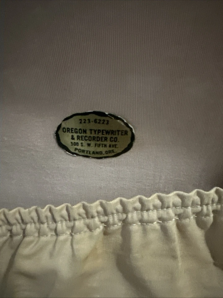 Máquina de escribir silenciosa portátil Smith-Corona de acero coleccionable en estuche de cuero con cremallera Foto 2 de 4