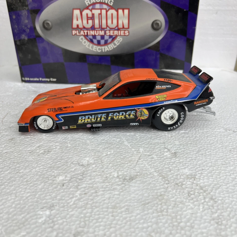 Coche divertido Monza 1978 Action John Force Brute Force 1:24 autografiado con caja Foto 4 de 4