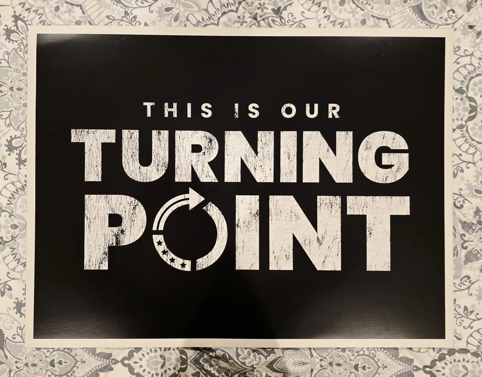 Pôster preto Charlie Kirk muito raro memorial funerário autêntico Statefarm Stadium - Imagem 2 de 3