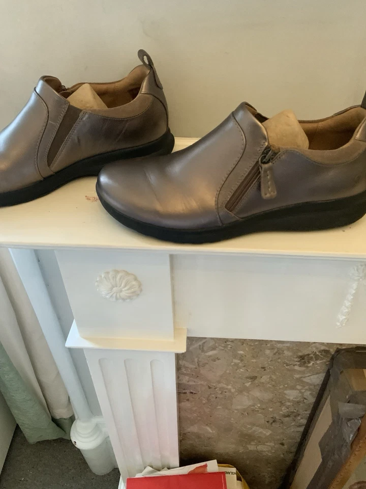 NEW WITHOUT TAGS, CLARKS UNSTRUCTURED GOLD LEATHER SLIP ON SHOES SIZE UK 7D. - Image 2 of 4