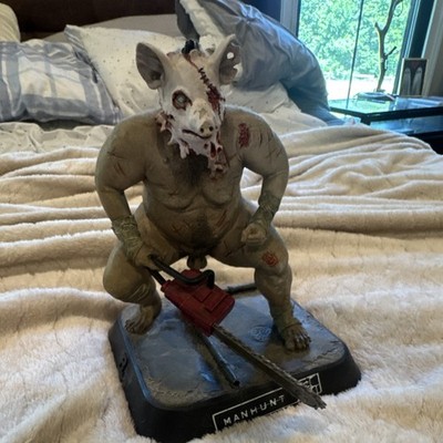 Manhunt Piggsy statue