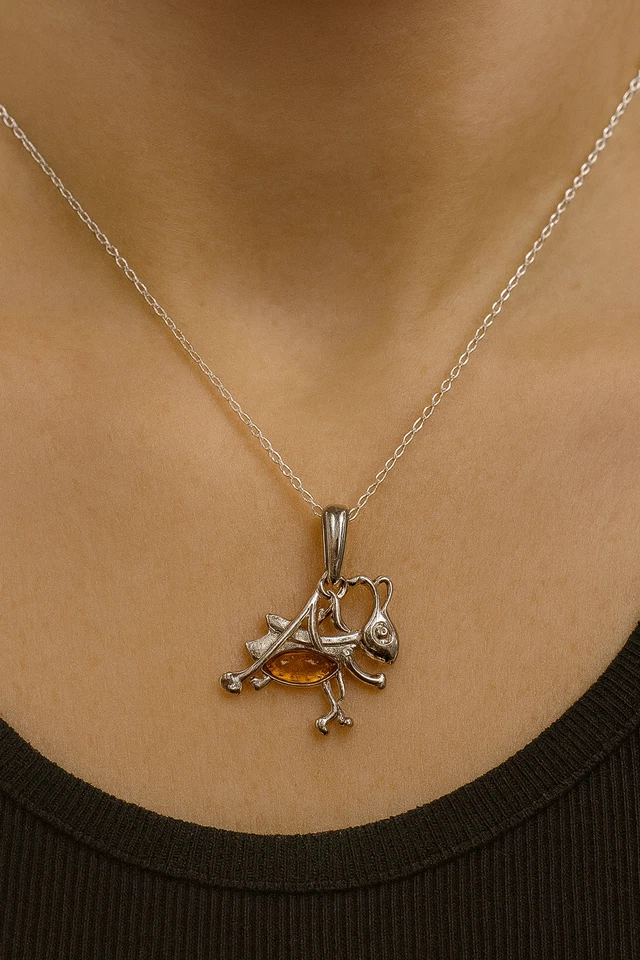 Ciondolo Grillo – Argento 925 & Ambra Naturale Ciondolo Grillo Argento - Immagine 2 di 4