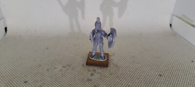 28mm ME: Holzelfen Schwertkämpfer mit Schild - Typ 2
