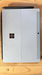 Microsoft Surface Go 2 mit Tastatur, Stift und Ladekabel