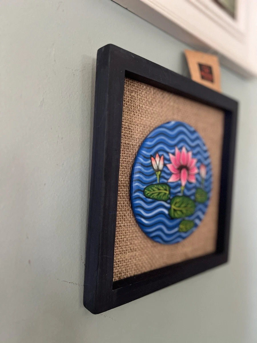 Neu mit Etikett Aarong Ton Lotusblume Floral 9”x9” gerahmt Kunsthandwerk Bangladesch Wandkunst neu