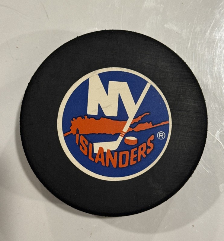 Vintage New York Islanders 1985-1992 NHL Official Game Puck. Ziegler Reverse